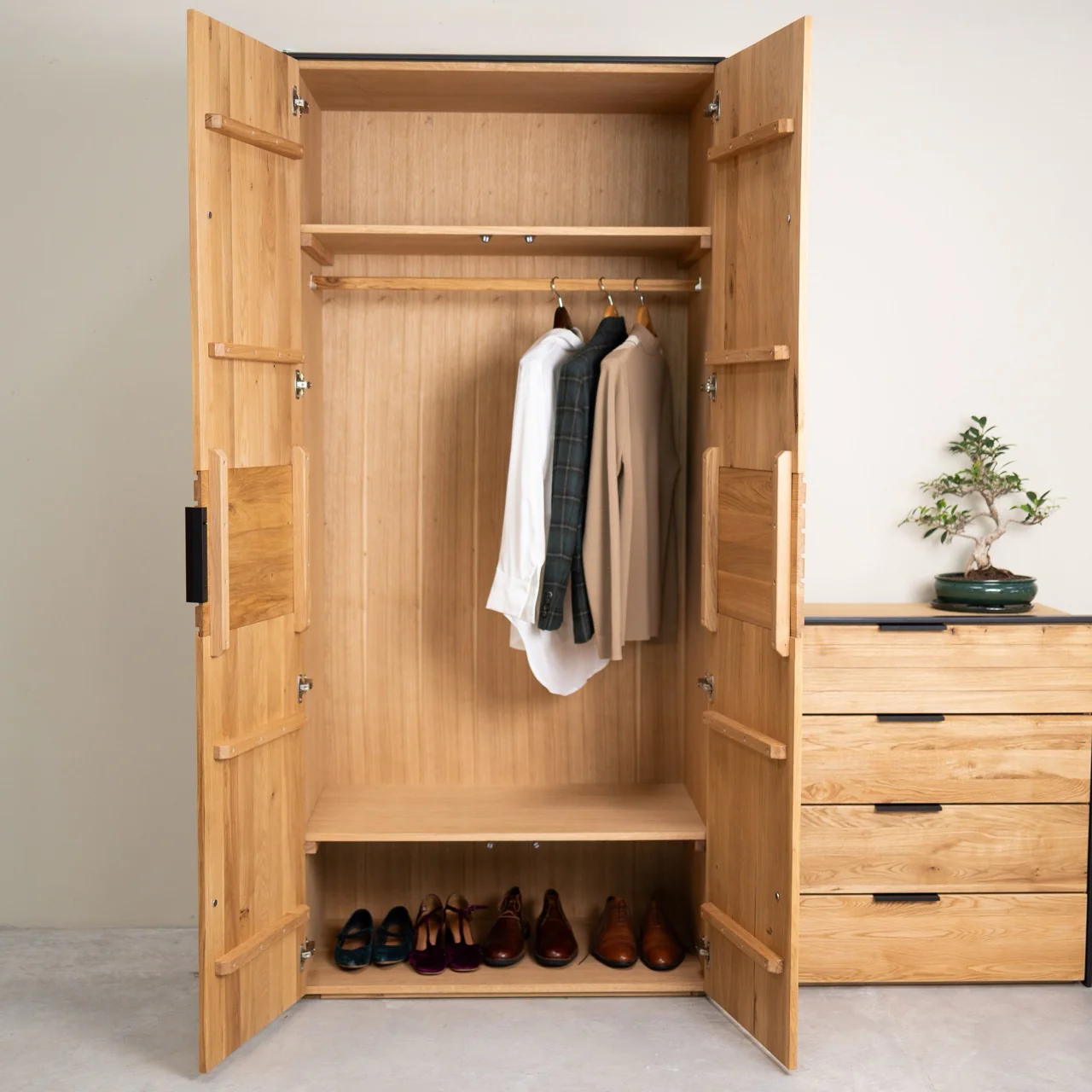 Kast met 2 deuren van massief eikenhout Runa | NordicStory - Image 3