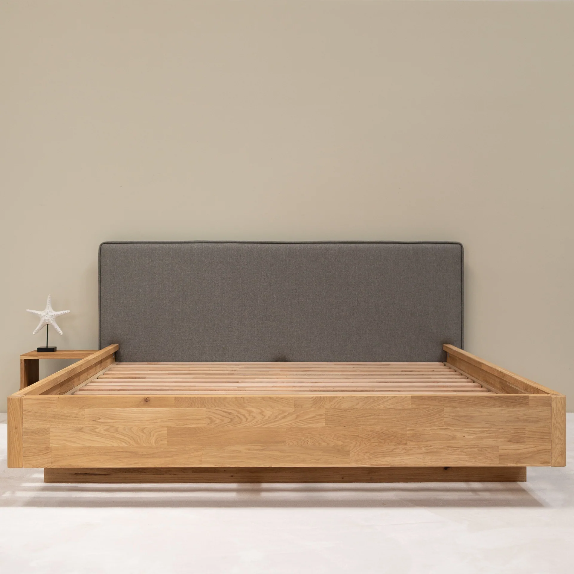 Grote houten bedden