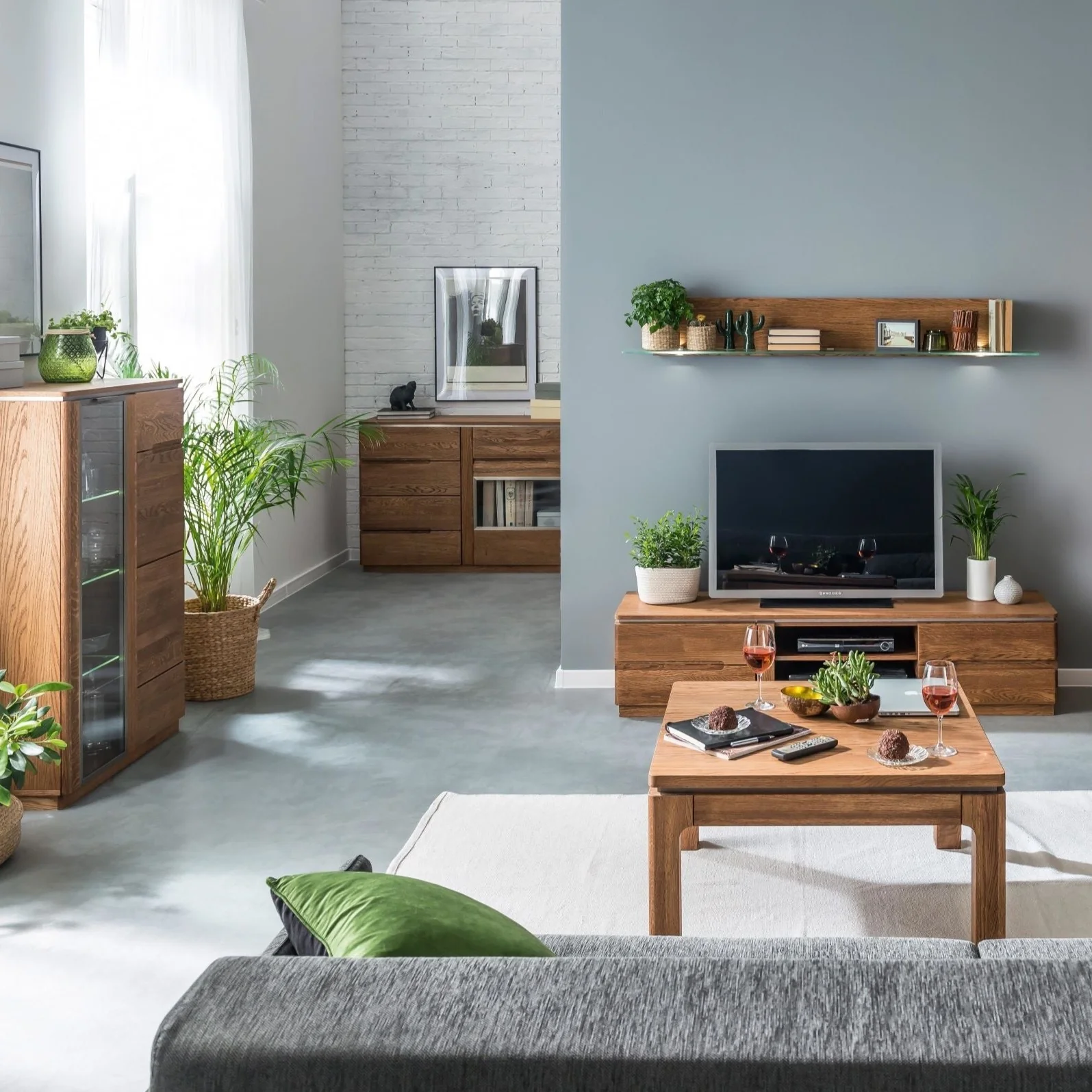 Eikenhouten vitrinekast MONTENEGRO 48 | LoftStory - Image 5