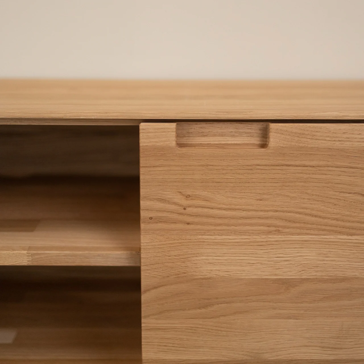 TV-meubel van massief eikenhout van Escandi Atelier | NordicStory - Image 11