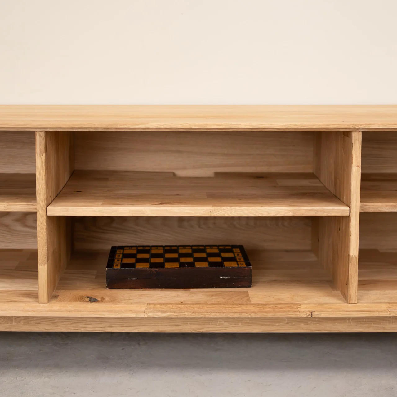 TV-meubel van massief eikenhout van Escandi Atelier | NordicStory - Image 3
