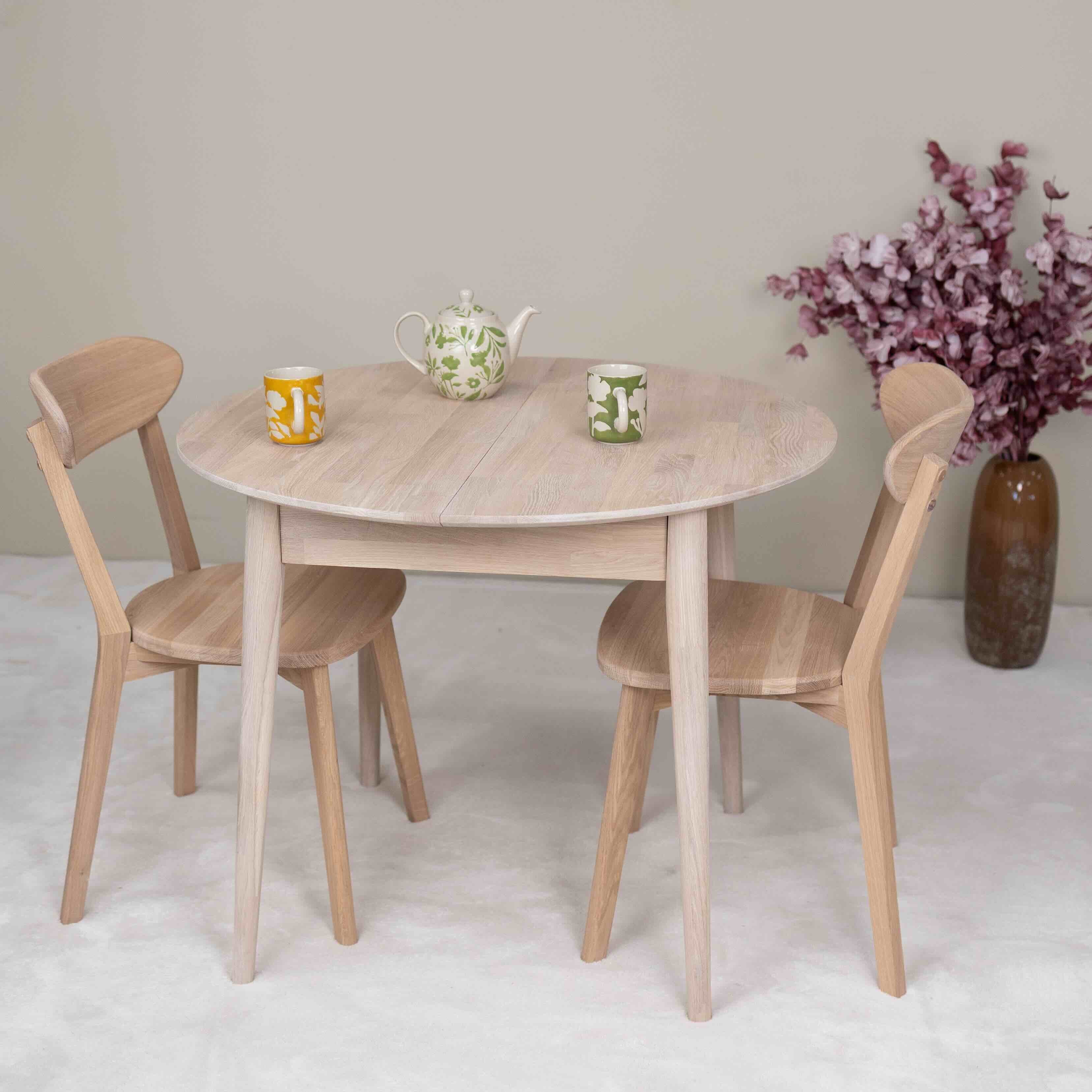 Set Escandi 3 massief houten tafel en twee ISKU stoelen