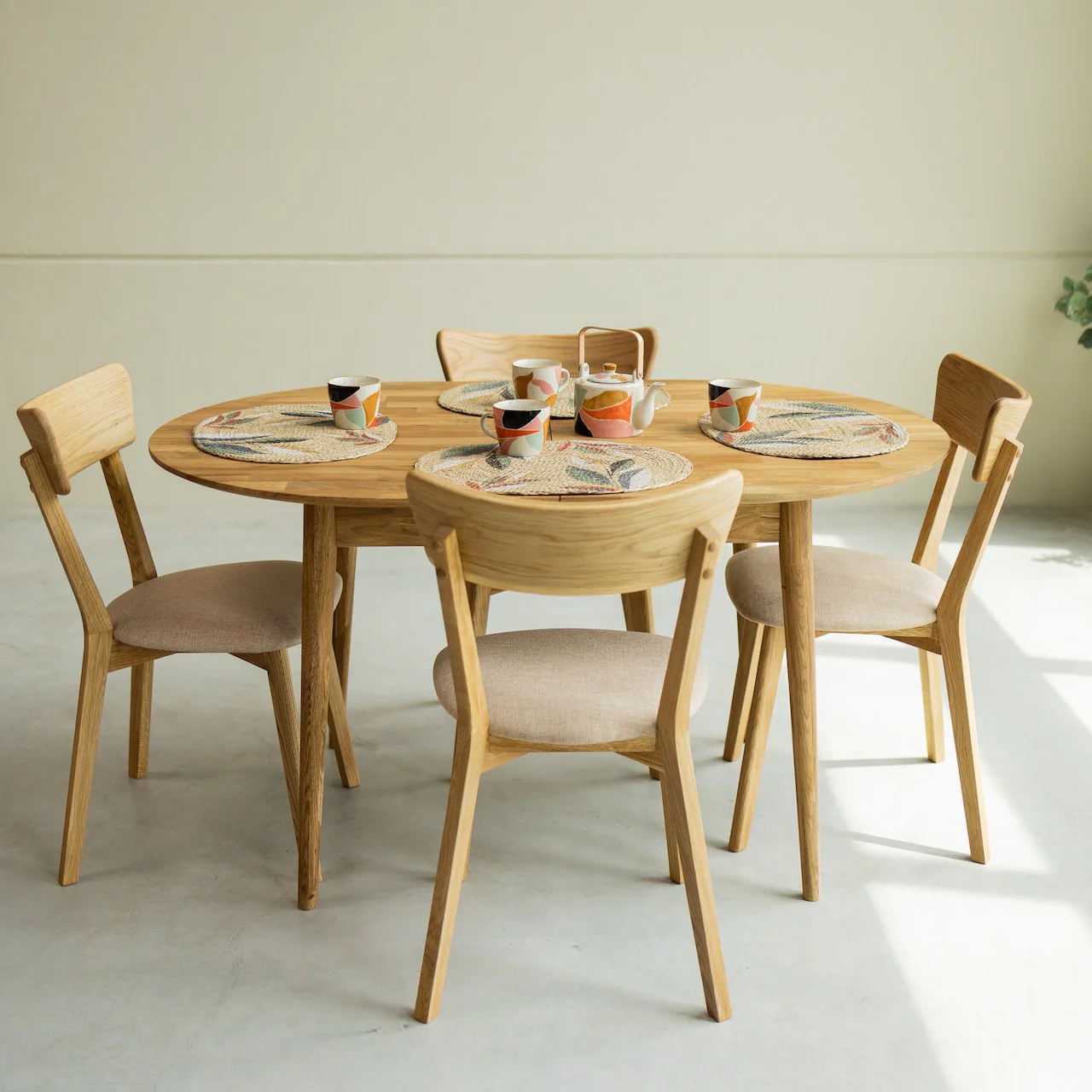 Set Escandi massief houten tafel en 4 stoelen Diana