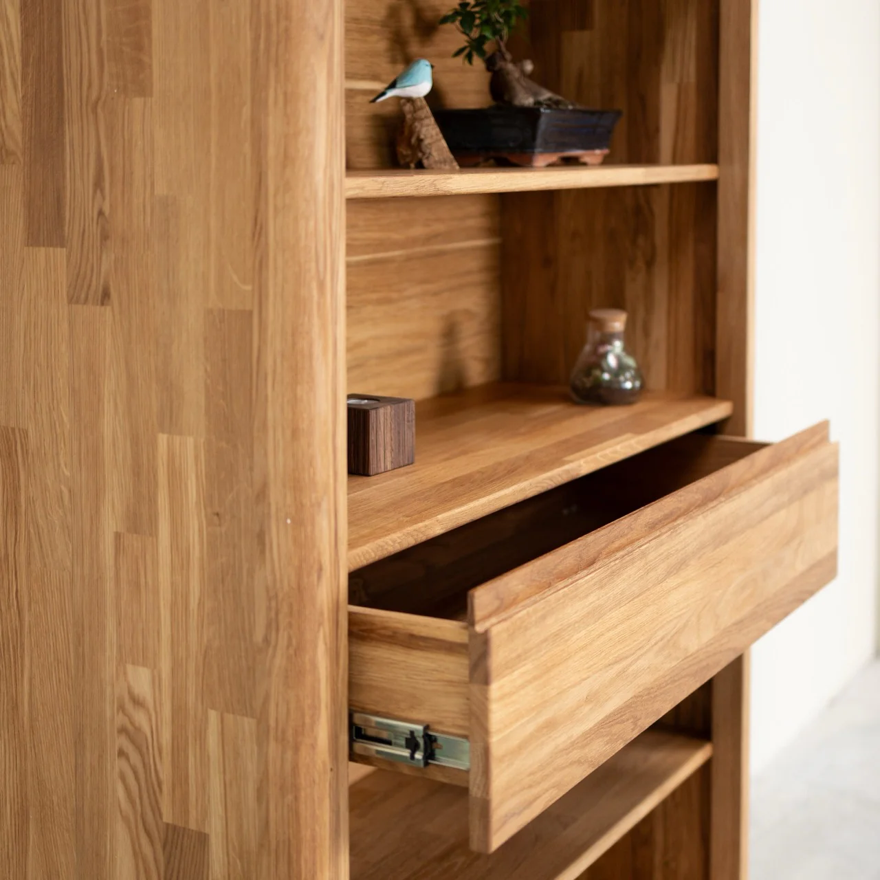 Boekenkast Wandrek met 2 lades van massief eikenhout Elsa 2 | NordicStory - Image 6