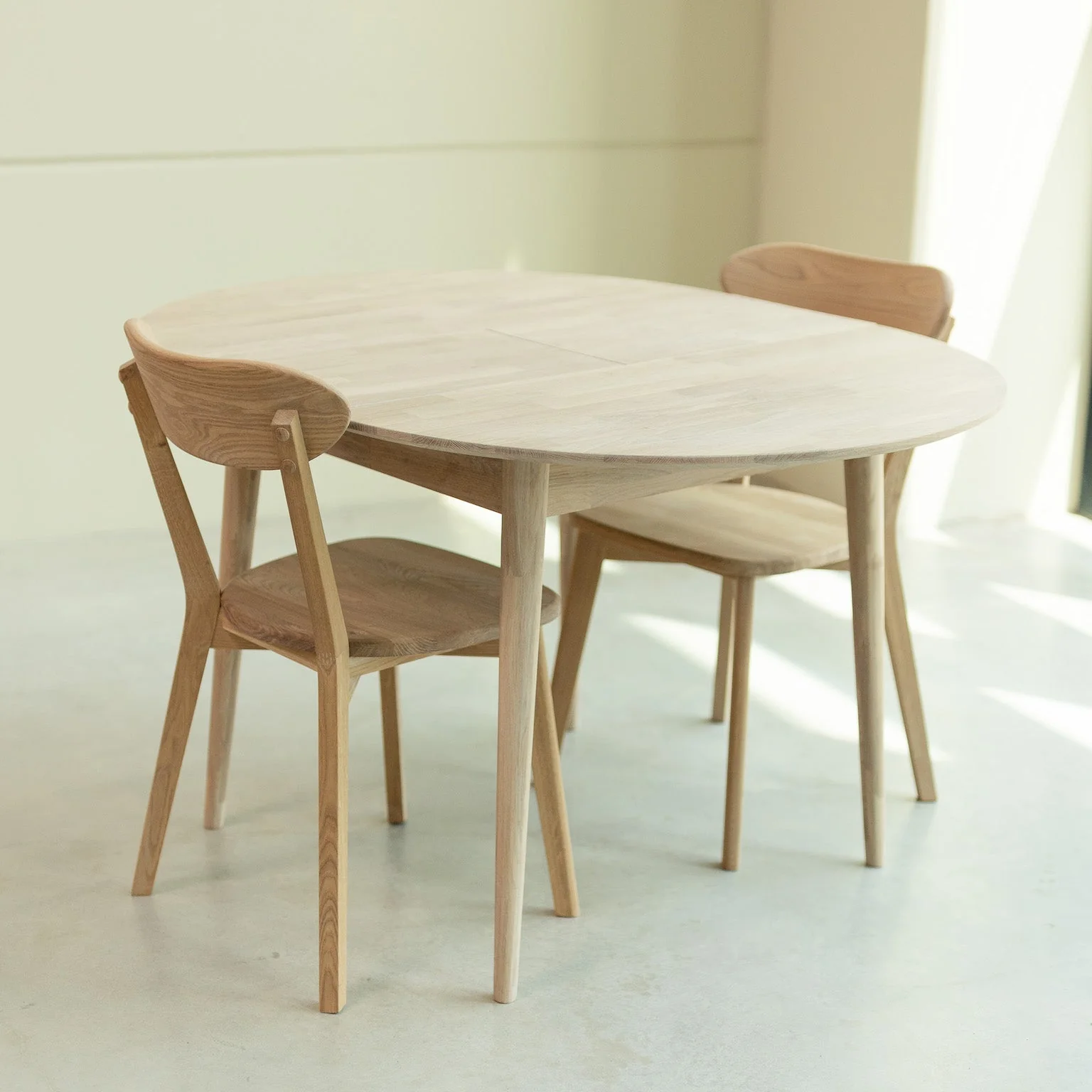 Ronde, uitschuifbare eettafel van massief eikenhout Escandi 3 | NordicStory - Image 11