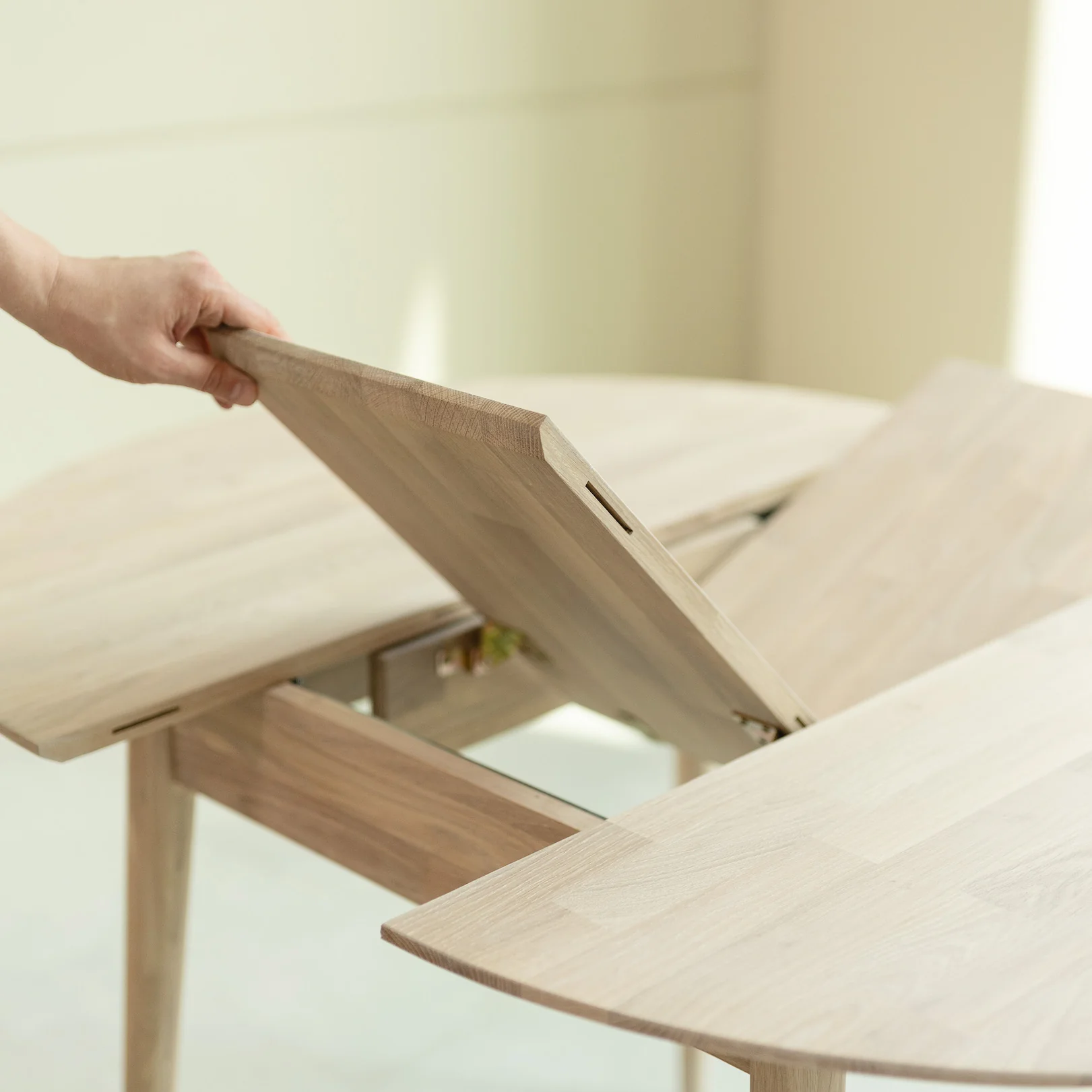 Ronde, uitschuifbare eettafel van massief eikenhout Escandi 5 | NordicStory - Image 3