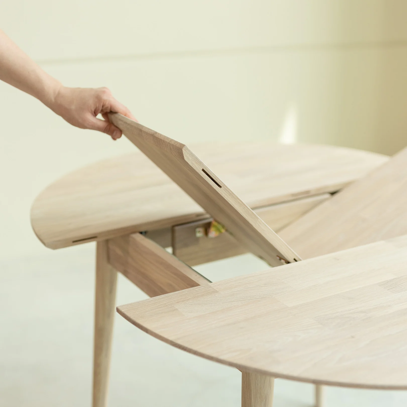 Ronde, uitschuifbare eettafel van massief eikenhout Escandi 6 | NordicStory - Image 4