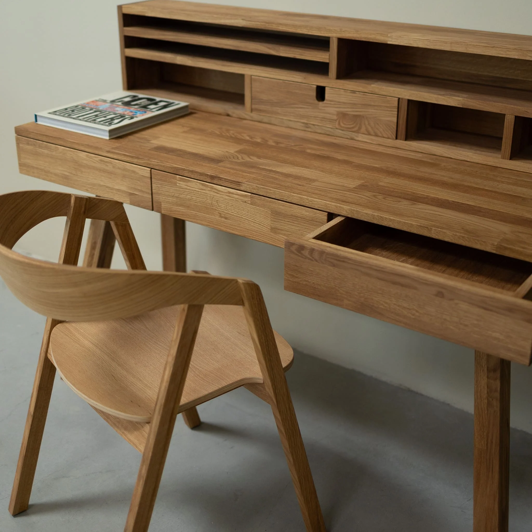 Einstein 2 massief eikenhouten bureau met zwevend boekenrek | NordicStory - Image 5