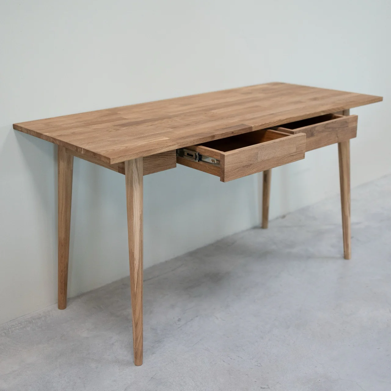 Escandi massief eikenhouten bureau  | NordicStory - Image 3