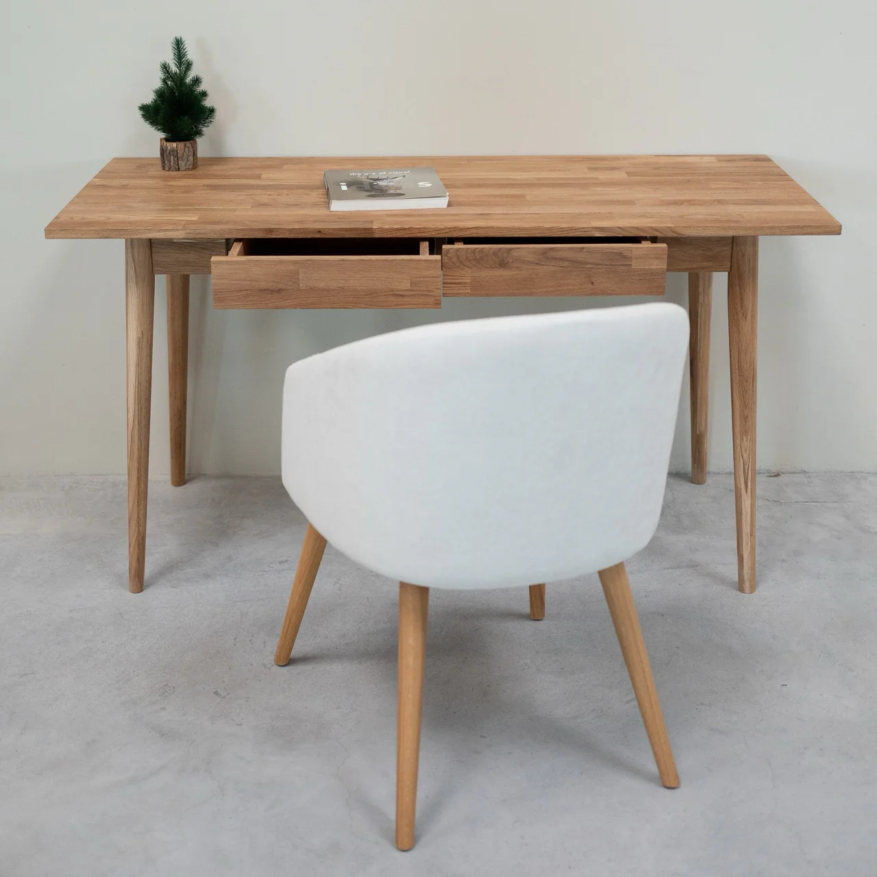 Escandi massief eikenhouten bureau  | NordicStory - Image 4