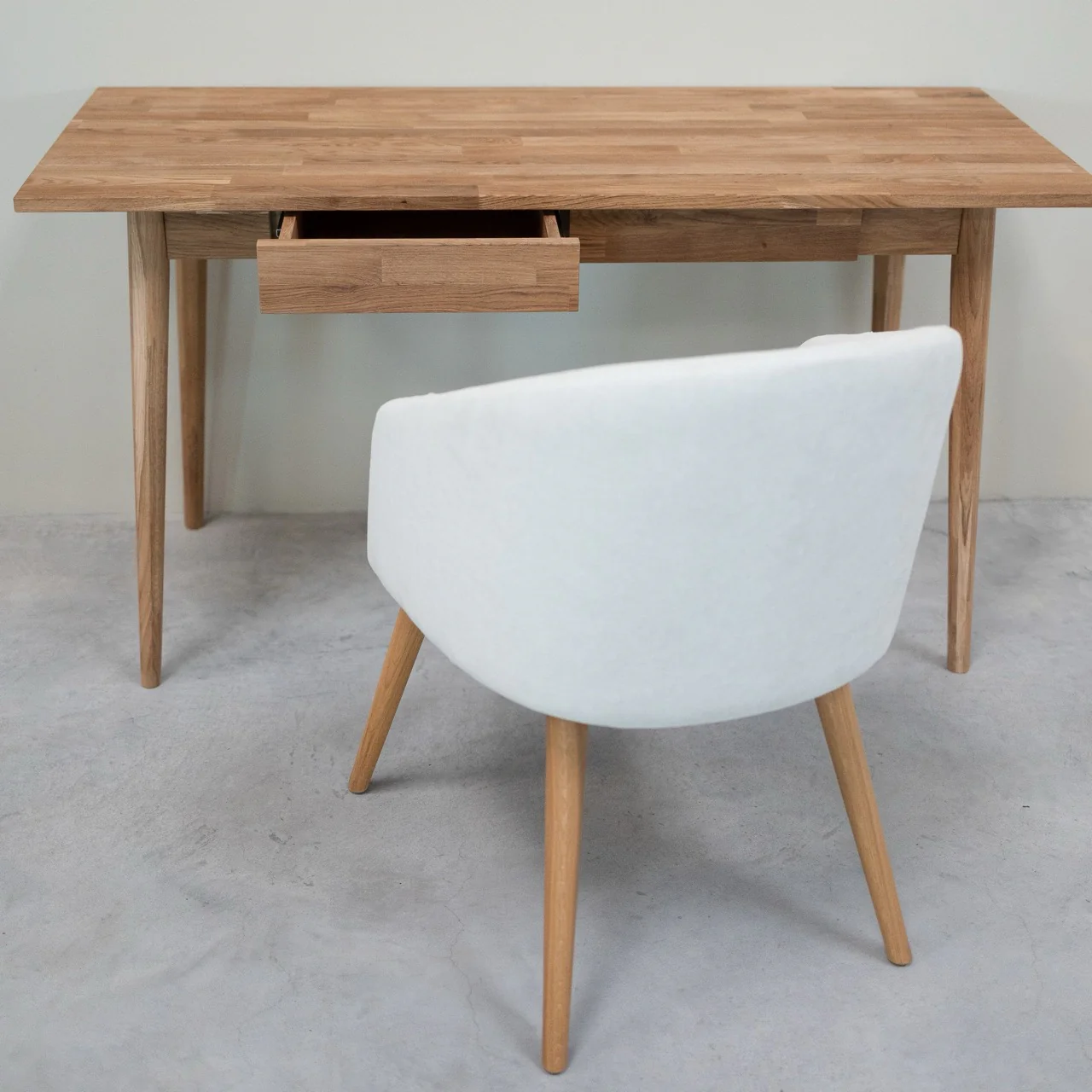 Escandi massief eikenhouten bureau  | NordicStory - Image 5