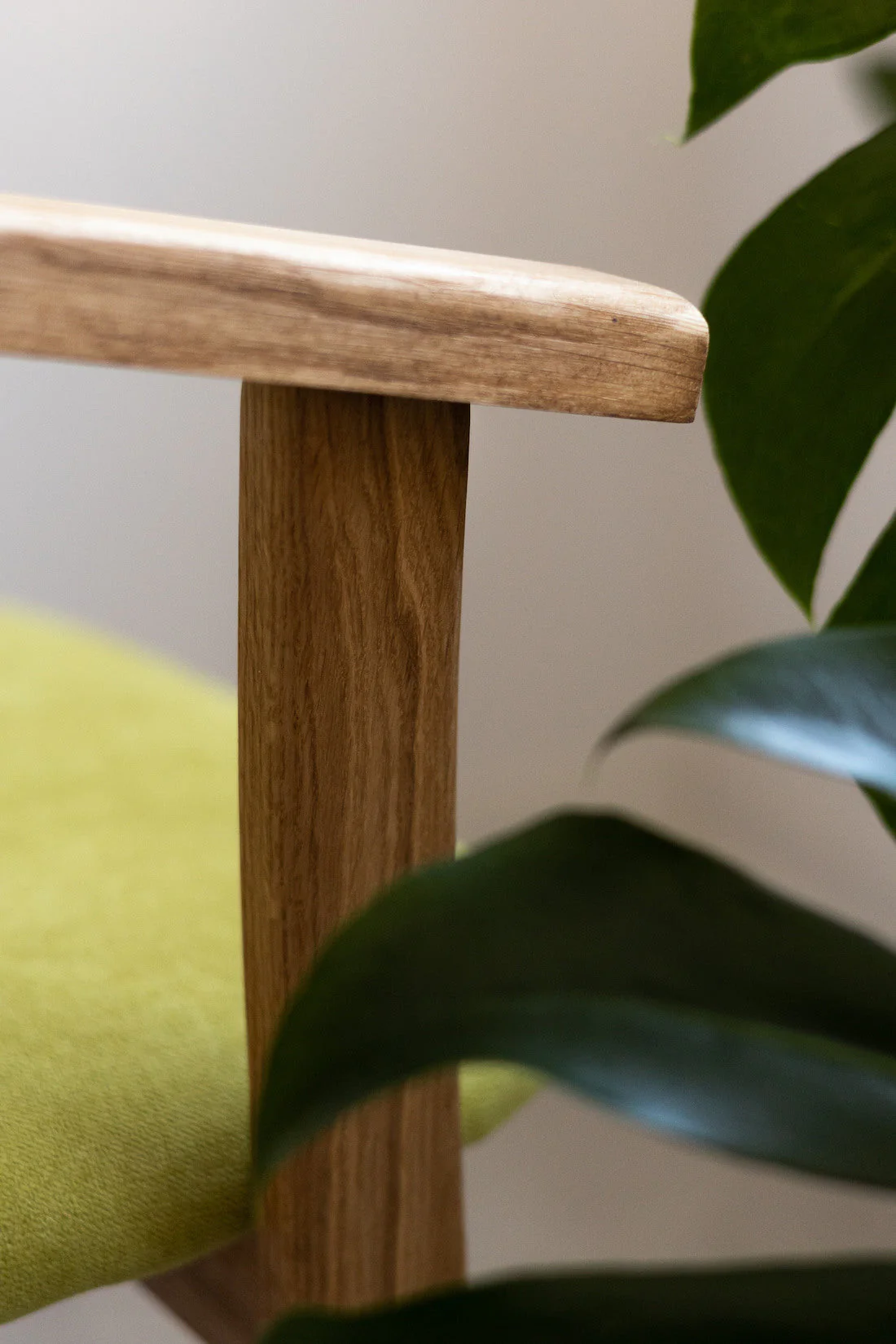 Set van 2 of 4 Alexis eetkamerstoelen, frame van massief eiken, bekleding in levend groen | NordicStory - Image 10