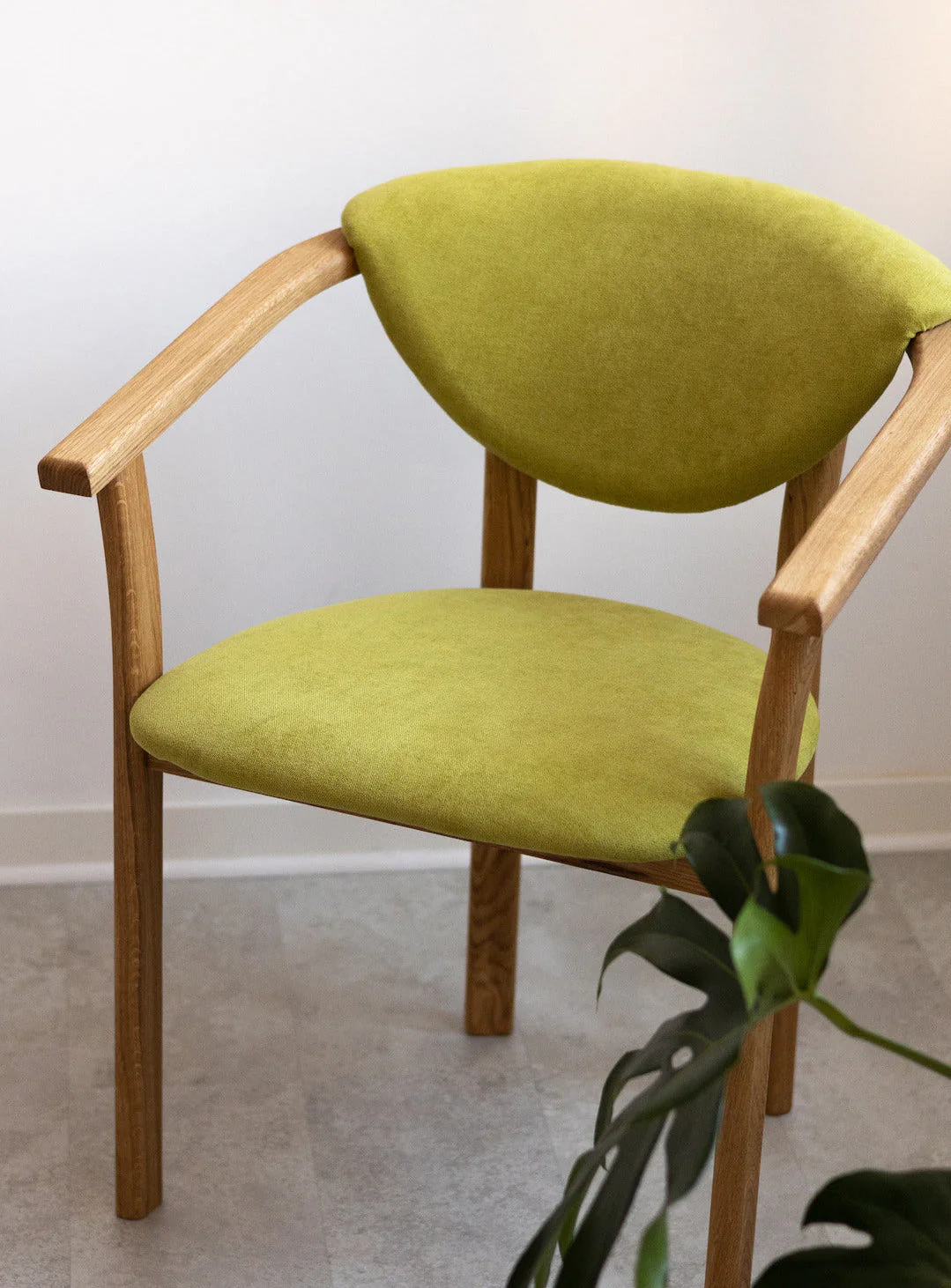Set van 2 of 4 Alexis eetkamerstoelen, frame van massief eiken, bekleding in levend groen | NordicStory - Image 12