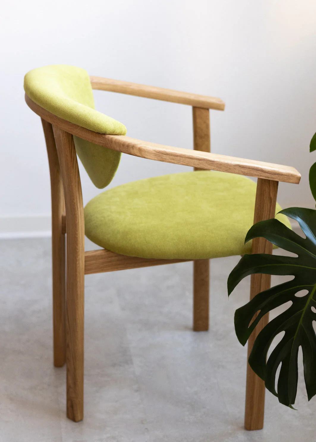 Set van 2 of 4 Alexis eetkamerstoelen, frame van massief eiken, bekleding in levend groen | NordicStory - Image 4