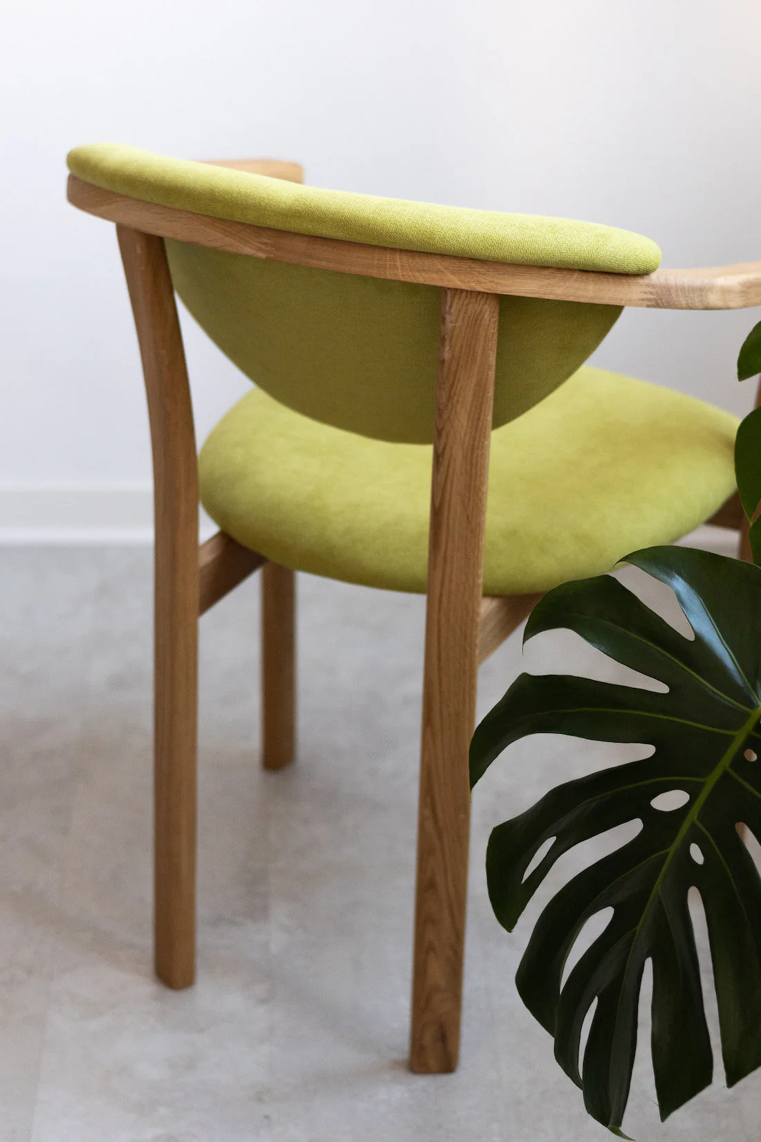 Set van 2 of 4 Alexis eetkamerstoelen, frame van massief eiken, bekleding in levend groen | NordicStory - Image 5