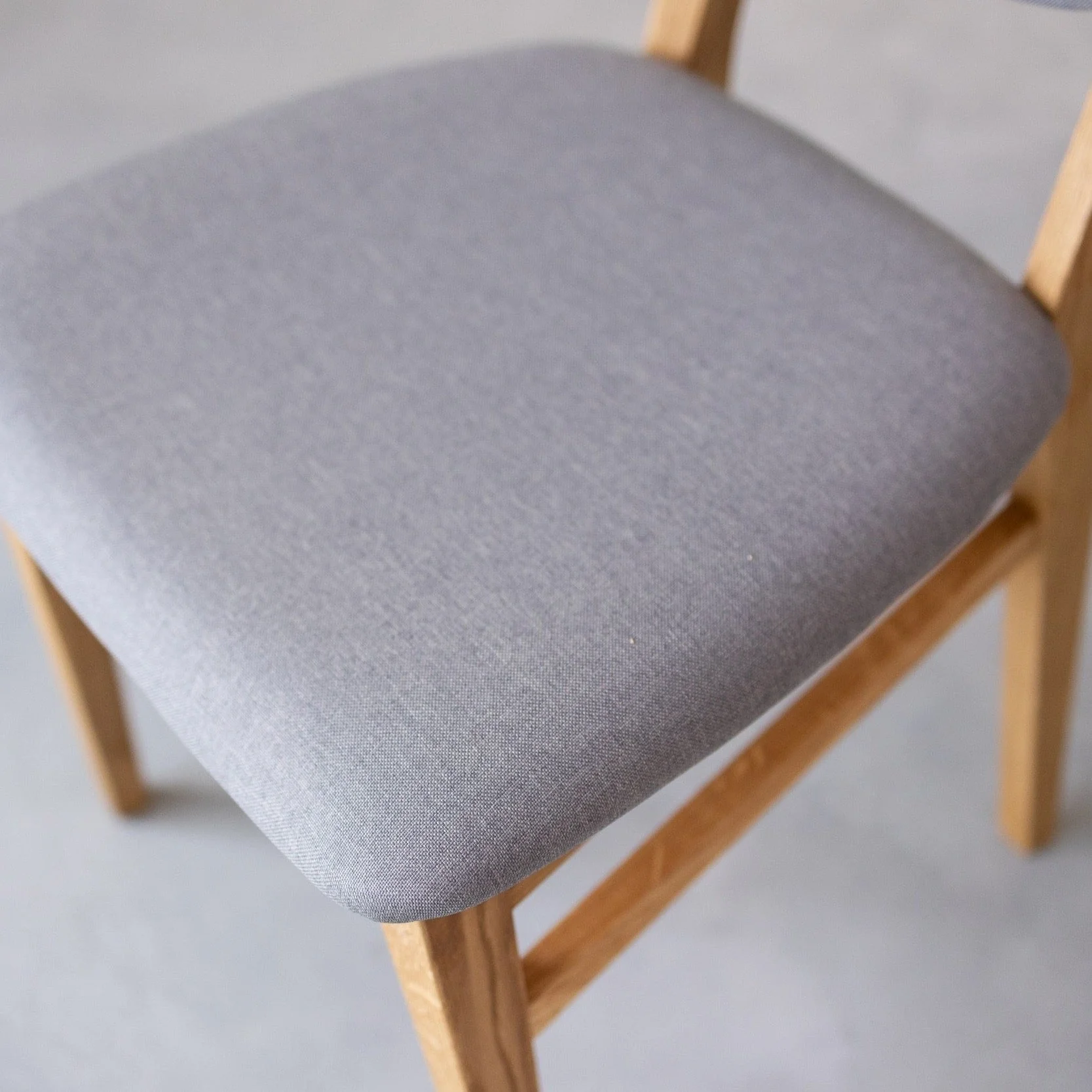 Set van 2 of 4 Nova eetkamerstoelen, frame van massief eiken, bekleding | NordicStory - Image 4