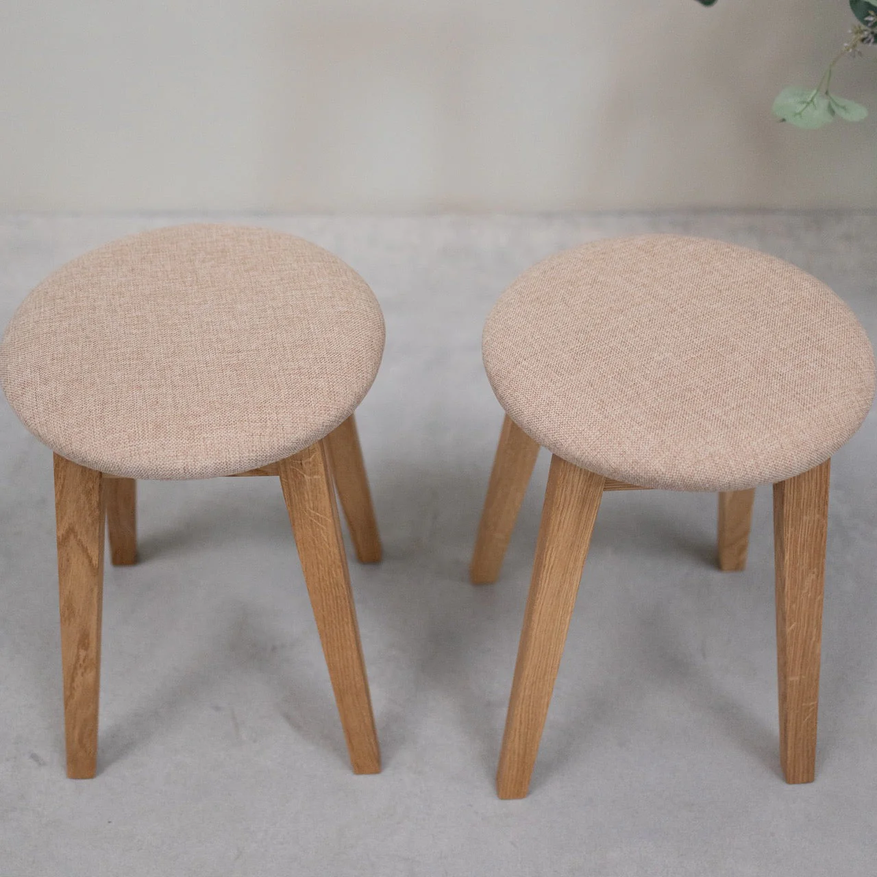 Set van 2 of 4 massief houten eetkrukken Diana, gestoffeerd | NordicStory - Image 4