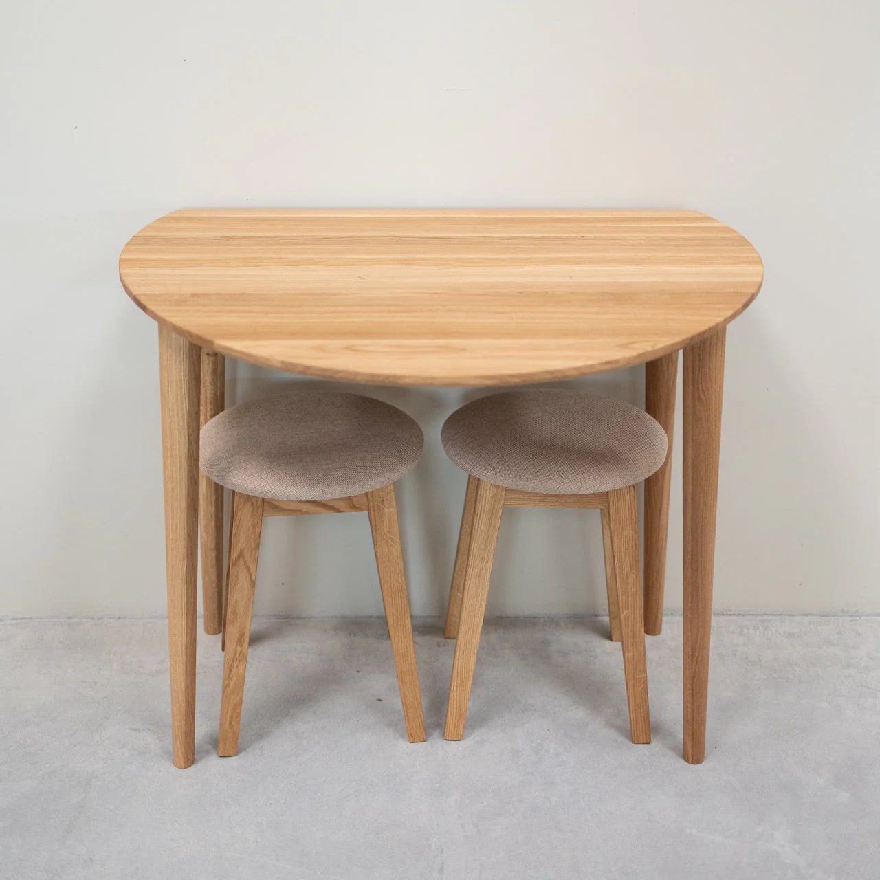 Set van 2 of 4 massief houten eetkrukken Diana, gestoffeerd | NordicStory - Image 7