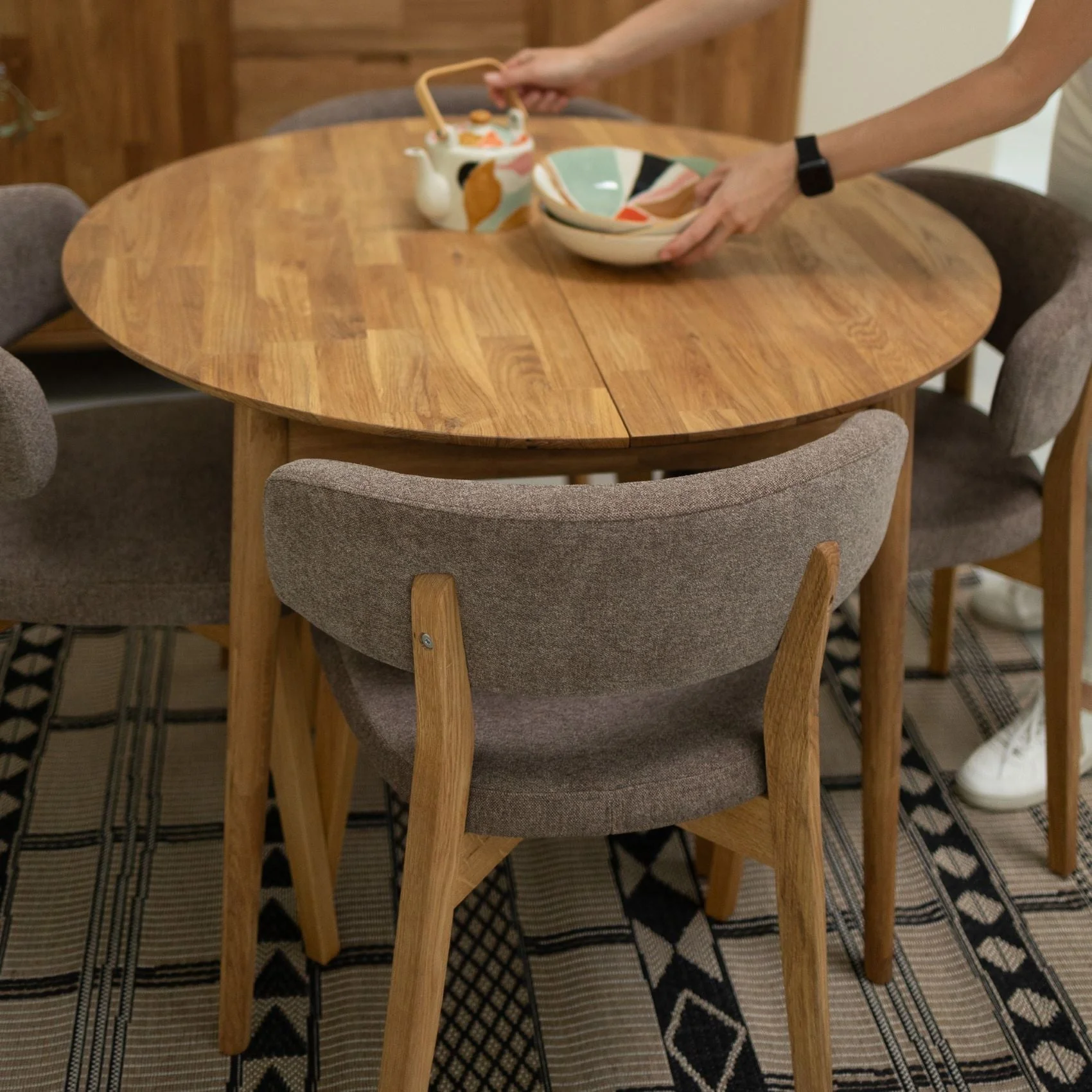 Set van 2 of 4 Claus massief eiken eetkamerstoelen, bekleed in grijs of bruin | VESKOR - Image 12