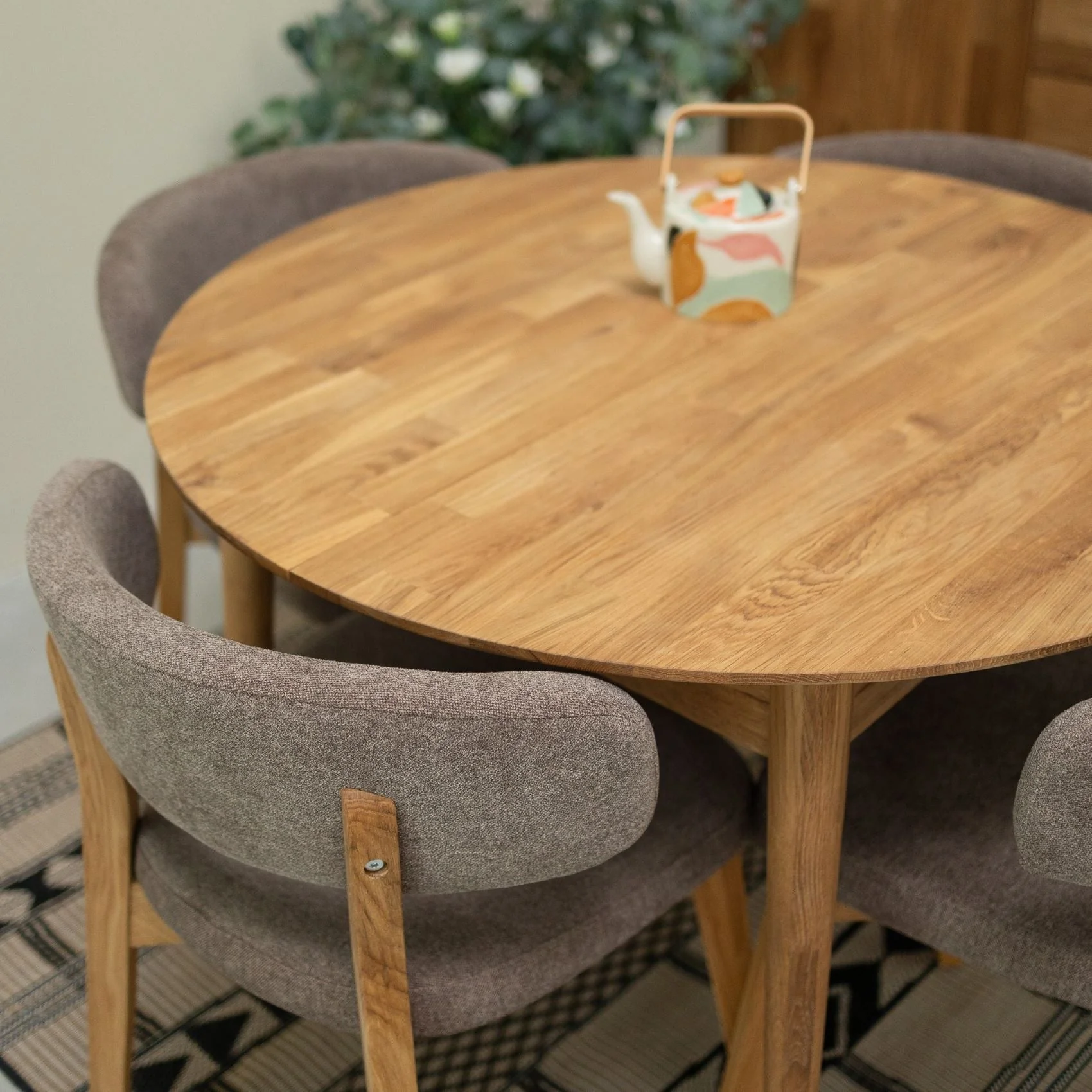 Set van 2 of 4 Claus massief eiken eetkamerstoelen, bekleed in grijs of bruin | VESKOR - Image 9