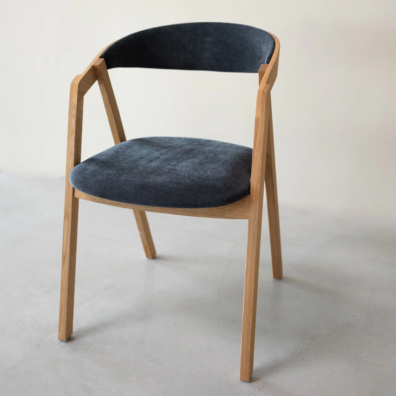 Set van 2 of 4 Knut massief eiken eetkamerstoelen, bekleding Beige/Antraciet Grijs | VESKOR - Image 4