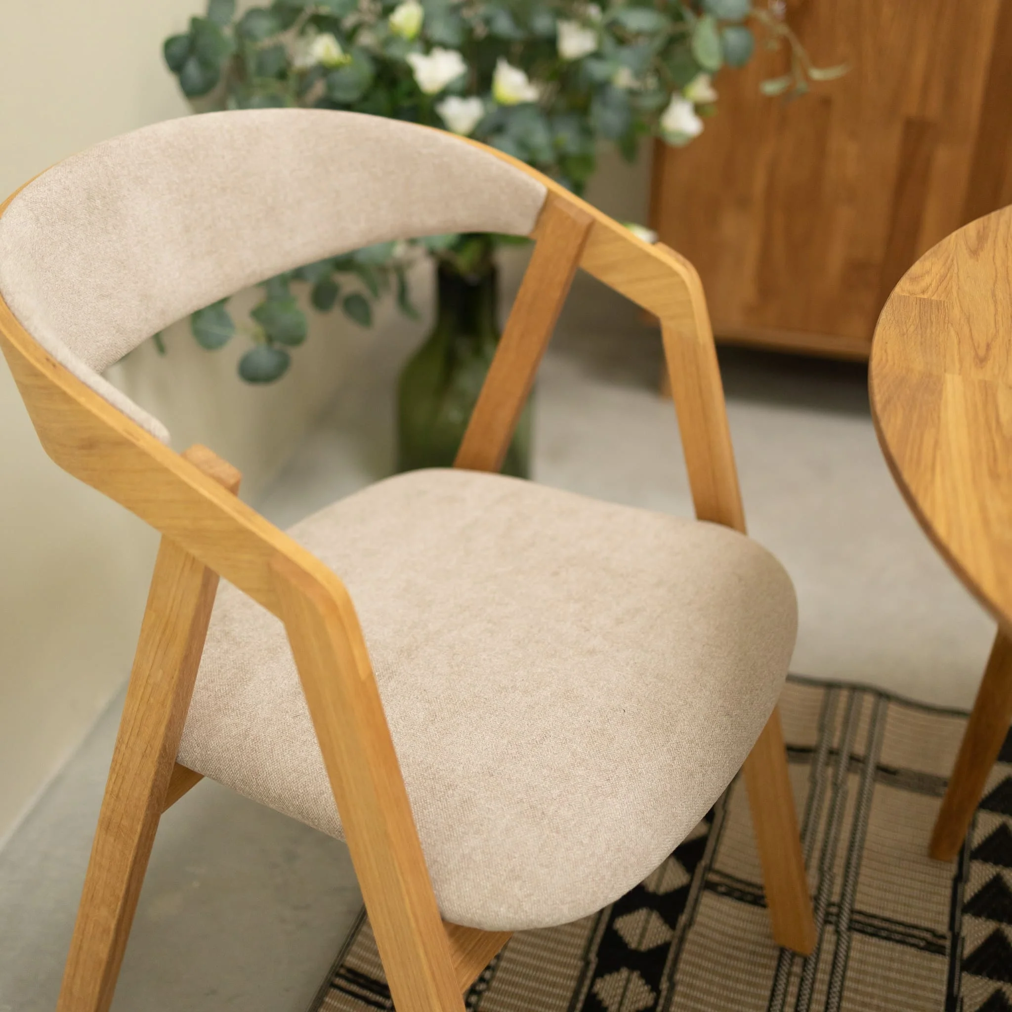 Set van 2 of 4 Knut massief eiken eetkamerstoelen, bekleding Beige/Antraciet Grijs | VESKOR - Image 9