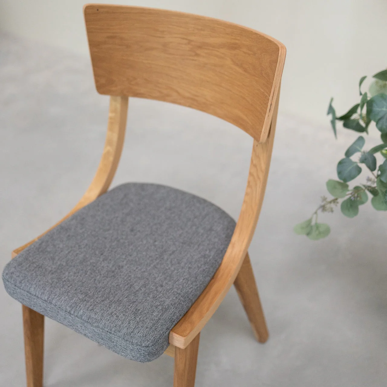 Set van 2 of 4 Lucas massief eiken eetkamerstoelen, bekleed in grijs of beige | VESKOR