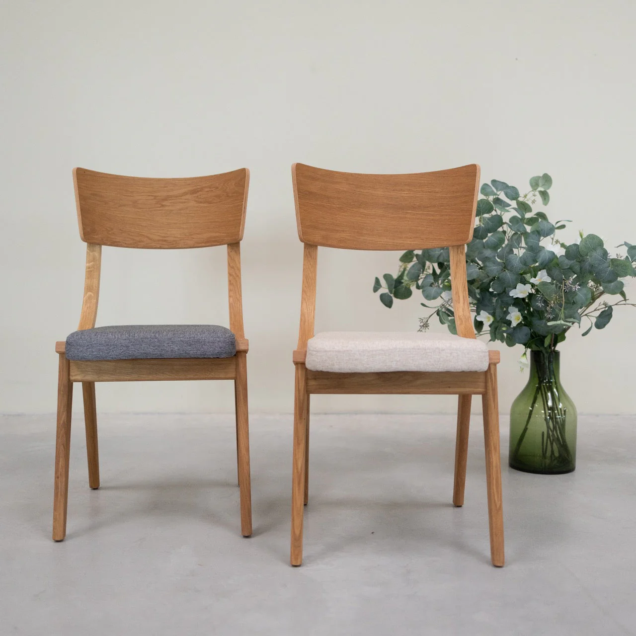Set van 2 of 4 Lucas massief eiken eetkamerstoelen, bekleed in grijs of beige | VESKOR - Image 2
