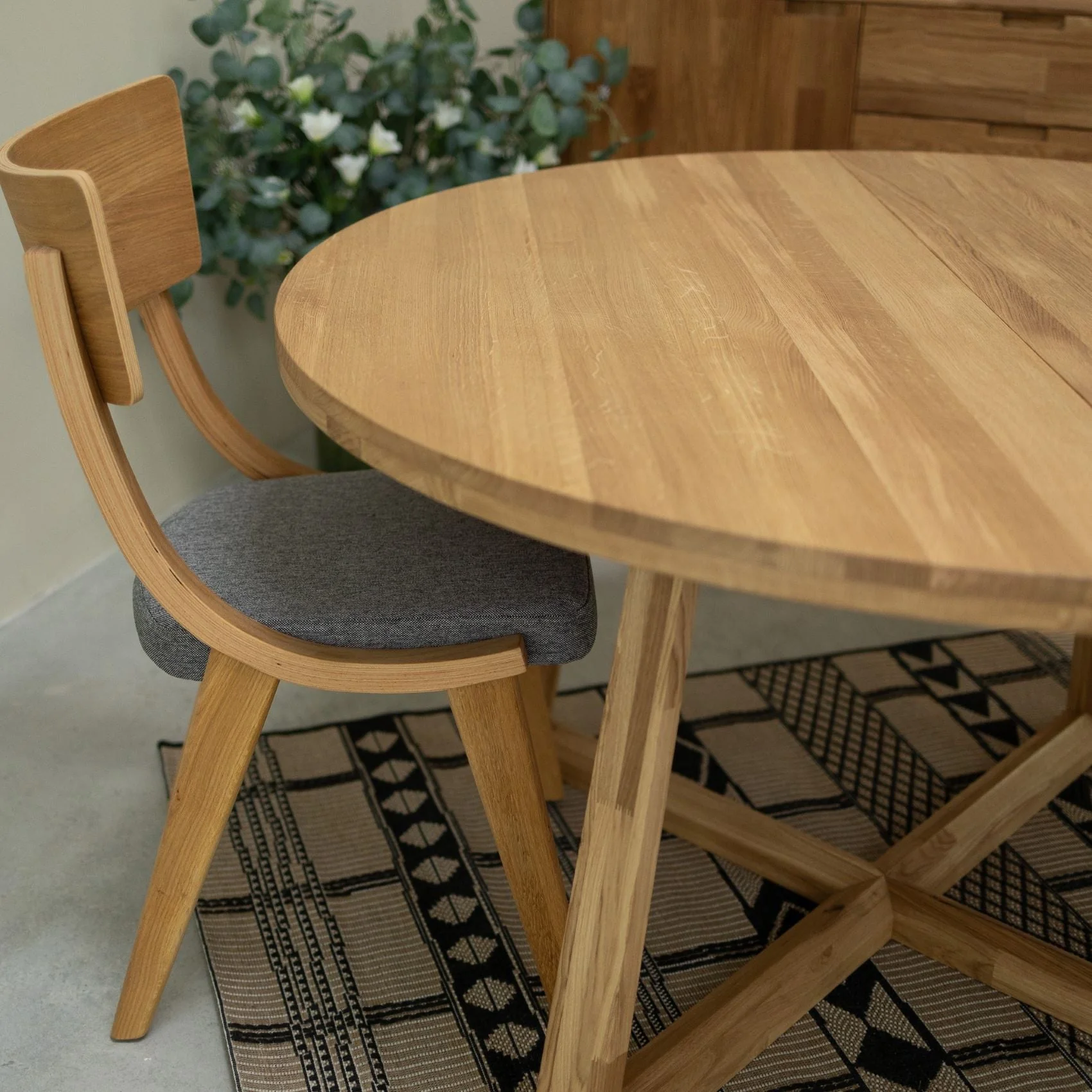 Set van 2 of 4 Lucas massief eiken eetkamerstoelen, bekleed in grijs of beige | VESKOR - Image 6